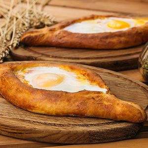 khachapouri adjarien, cuisine géorgienne
